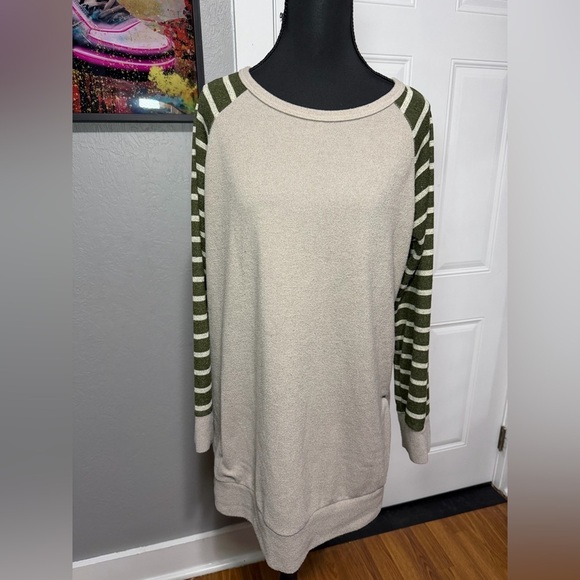 Bellamie Tops - Bellamie Regan Striped Sleeve w/ elbow patch . No size tag